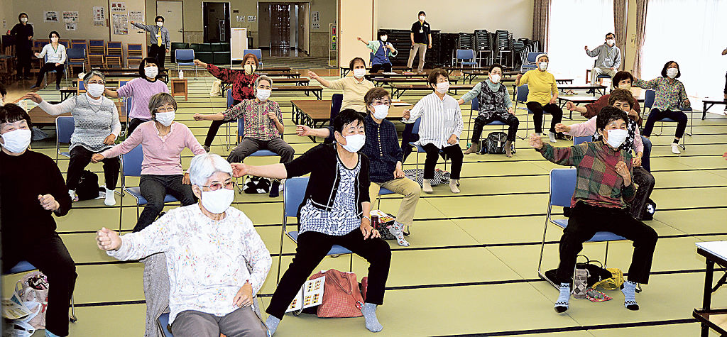 「しぞ～かわくわく体操」を体験する参加者＝静岡市葵区の長尾川老人福祉センター