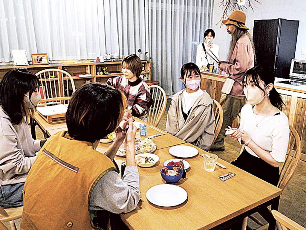 食事を楽しみながら話をする「あんどぷらすの夜会」＝静岡市葵区のあんどぷらす