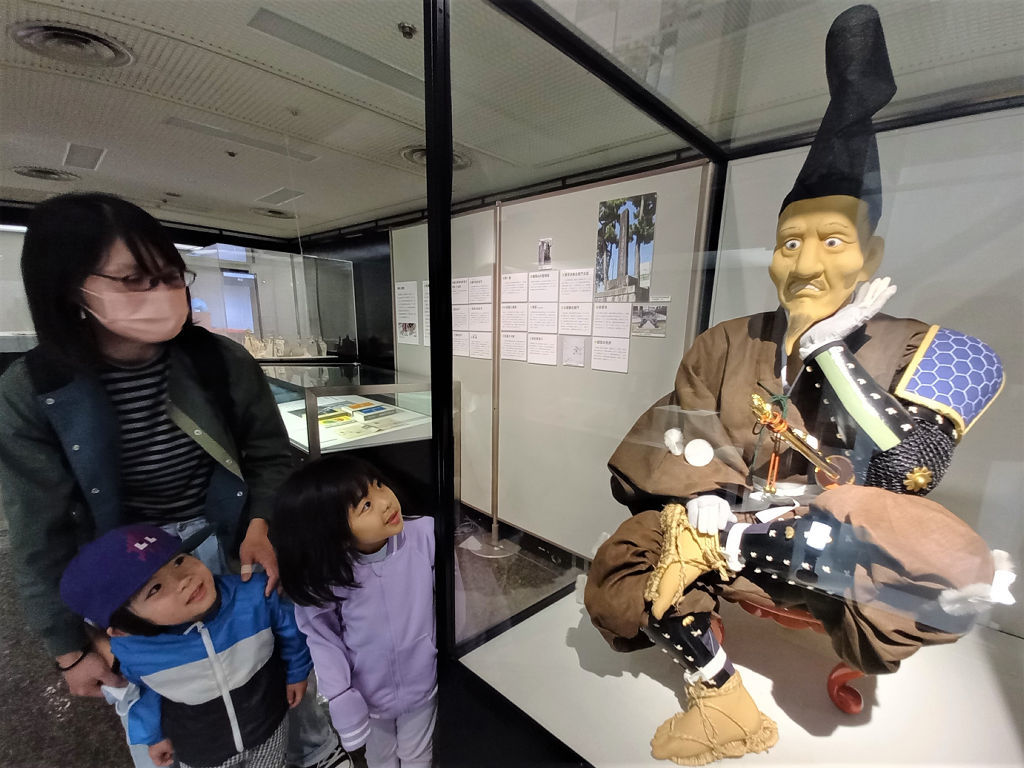 展示中の「立体しかみ像」を鑑賞する親子＝３月下旬、浜松市博物館