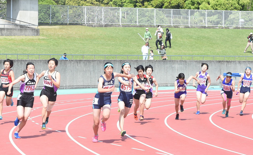 中学女子４００メートルリレー決勝　優勝した静岡東Ａの３走天野（４５７５）がアンカー岩谷にバトンを渡す＝草薙陸上競技場