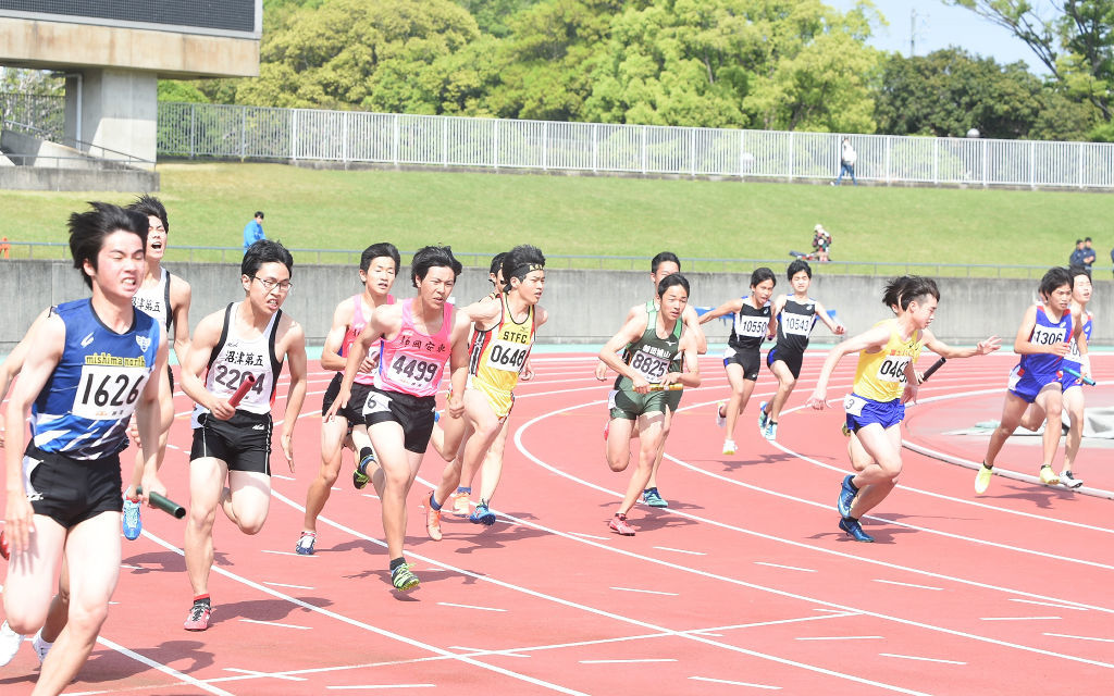 中学男子４００メートルリレー決勝　優勝したＳＴＦＣのアンカー石井（０６４８）がバトンを受け走り出す＝草薙陸上競技場