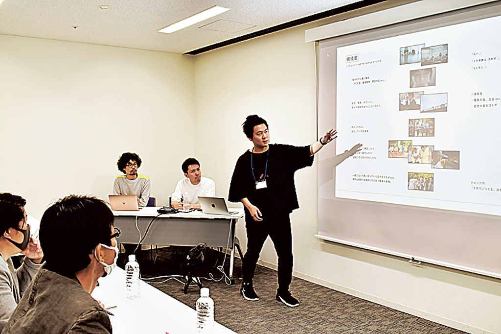 起業家に浜松の魅力を伝える動画の構成案を発表する参加者＝浜松市中区