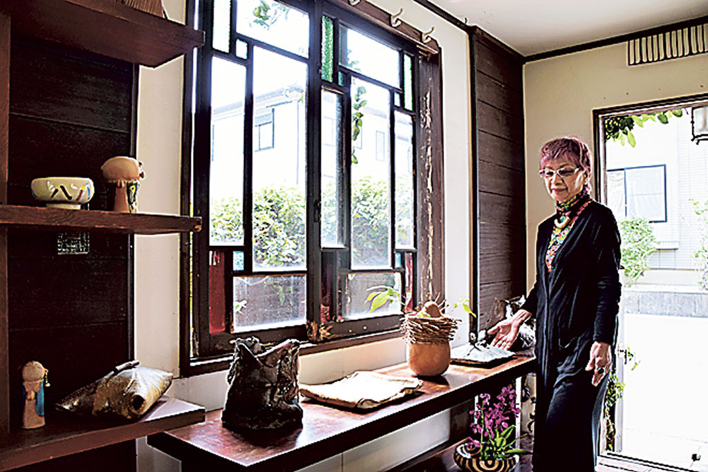神谷さんが制作した花器や皿が並ぶ作品展＝浜松市東区上新屋町の「ひでさんぎょうの美術室」