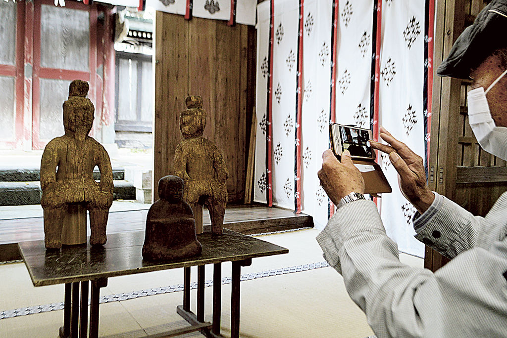 特別公開された平安時代後期の作とみられる木造彫刻３体＝裾野市の茶畑浅間神社