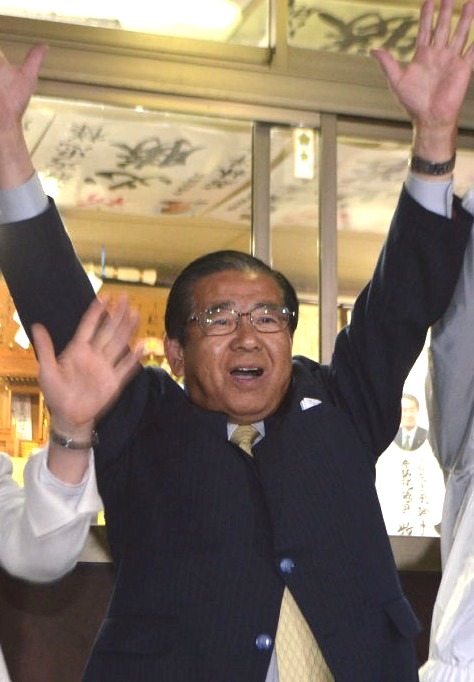 富士宮市長選の当選を喜ぶ須藤秀忠氏（中央）＝２３日午後１０時４０分ごろ、同市
