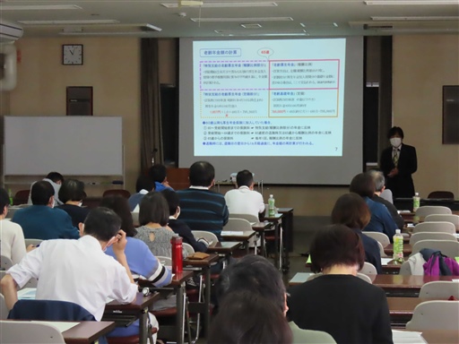 講師の斉藤光一郎さんが年金制度について説明したセミナー＝２３日午前、浜松市中区の市勤労会館Ｕホール