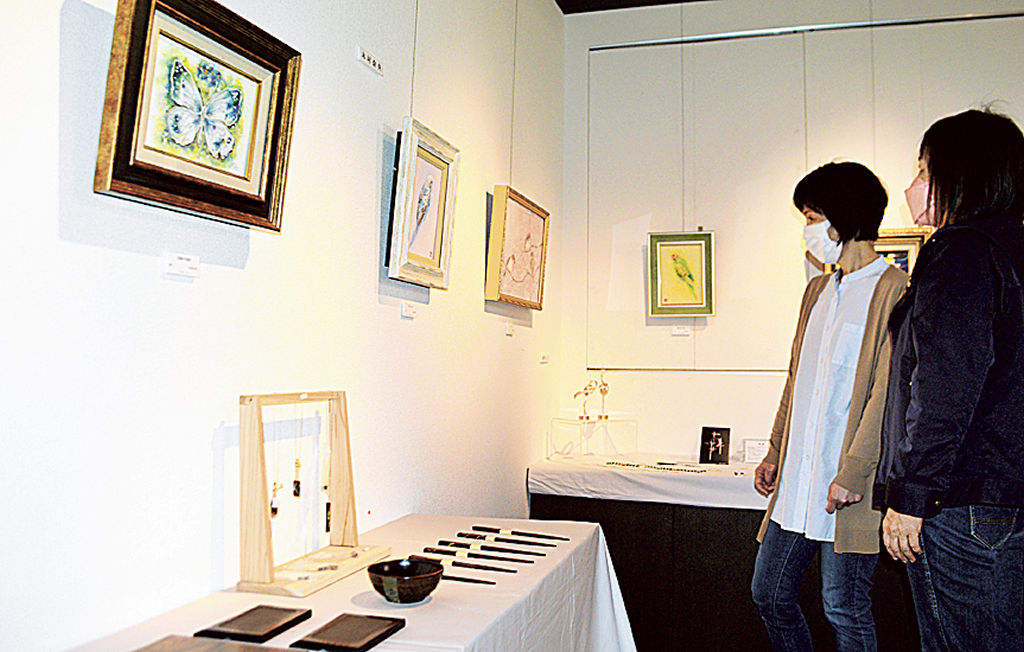 絵画や工芸品が並ぶ企画展＝静岡市葵区安西のスペース十夢