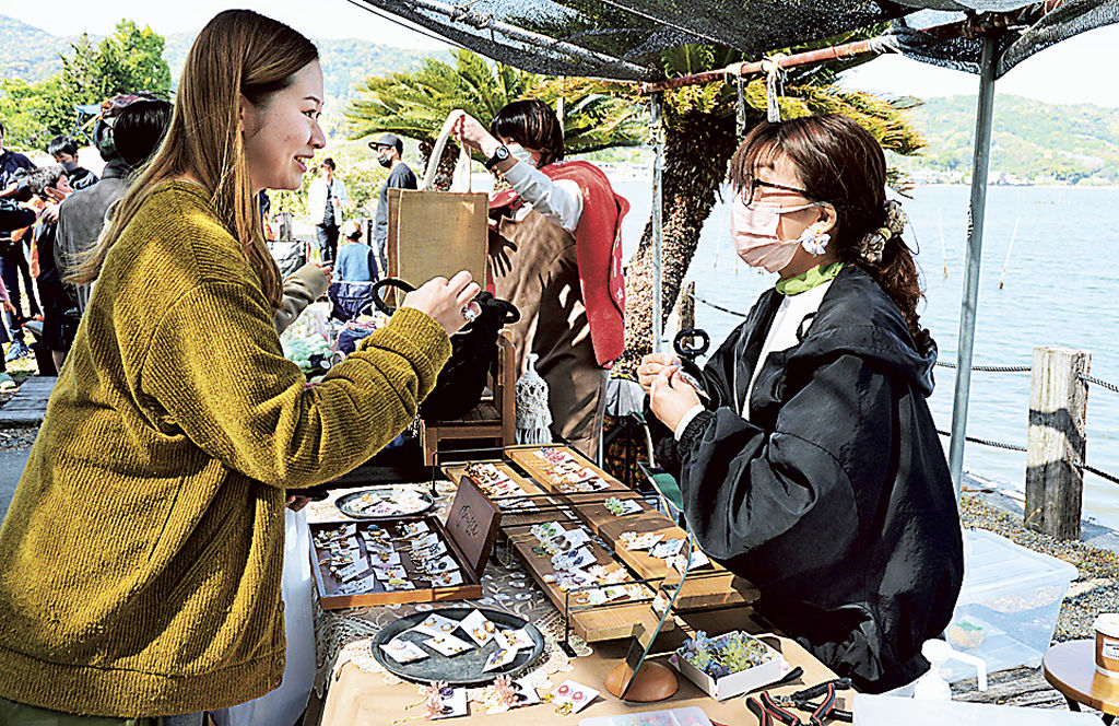 浜名湖畔の会場に手芸品販売のブースなどが並んだマルシェ＝湖西市入出のユタカマリーナ