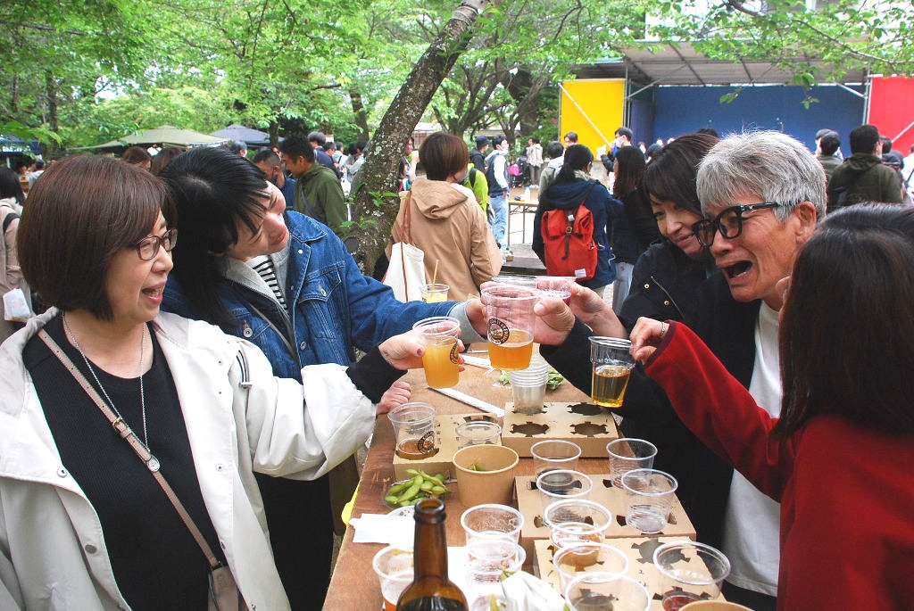 県内醸造所が仕込んだ自慢のビールを楽しむ来場者＝三島市の楽寿園