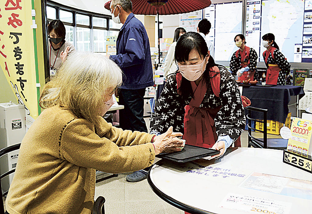 茶娘姿で新茶を来庁者にふるまう市職員＝市役所榛原庁舎