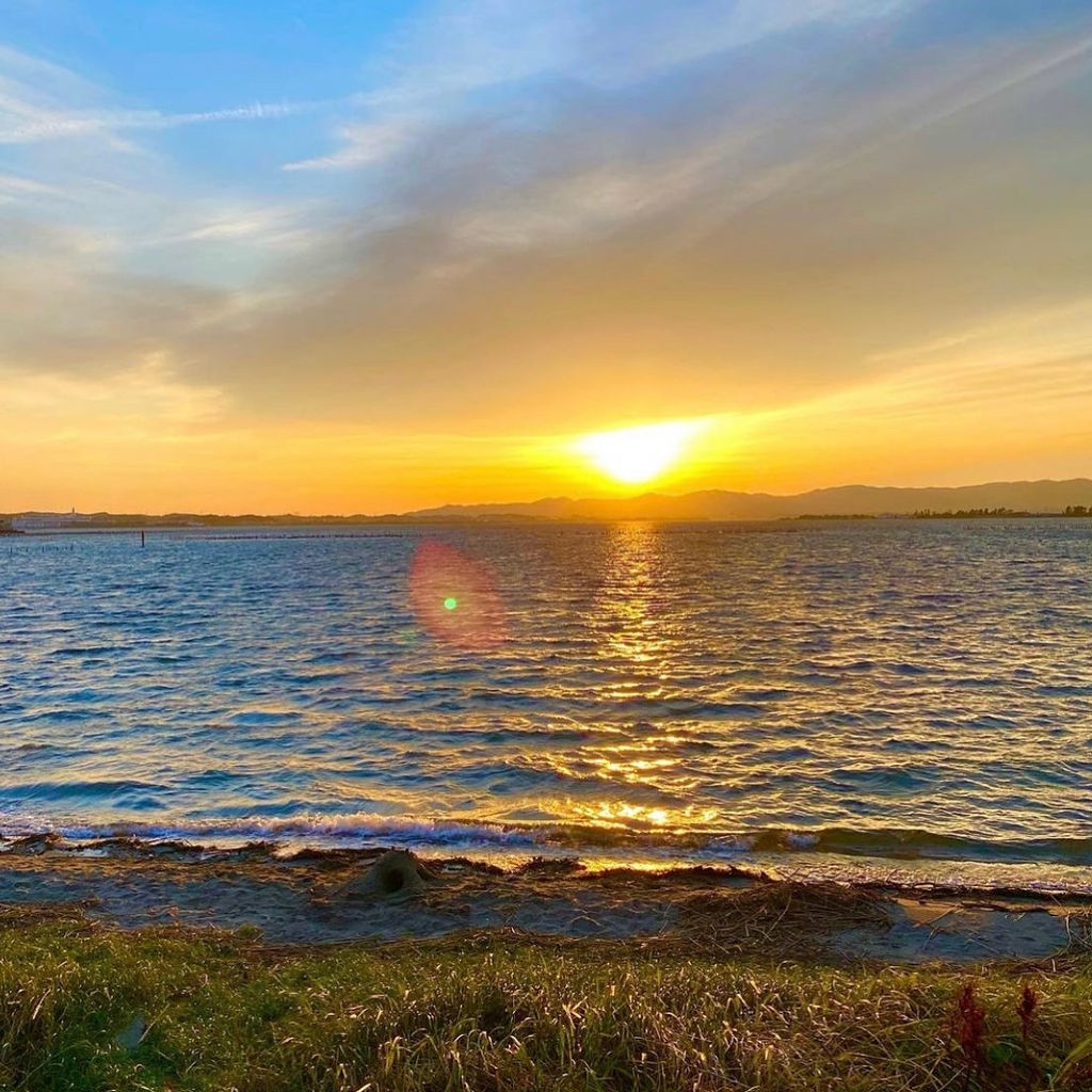 渚園から浜名湖越しに望む夕日＝浜松市西区