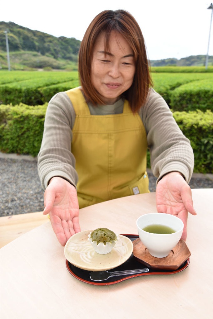 御前崎市特産の茶品種「つゆひかり」のお茶とスイーツ＝御前崎市の山亜里製茶