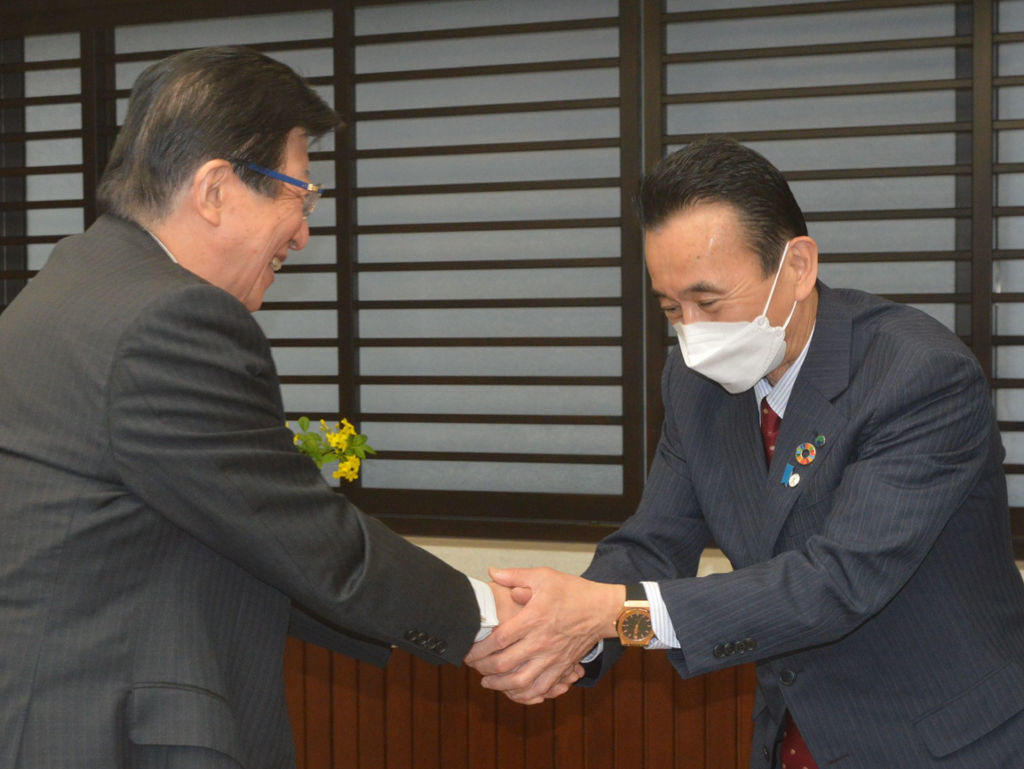 川勝平太知事（左）と握手を交わし、退任のあいさつを行う鈴木康友浜松市長＝２６日午前、県庁