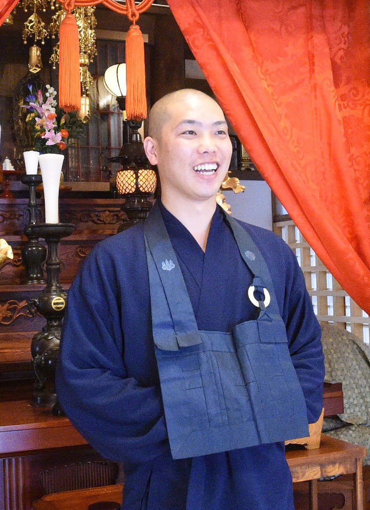 修行を終えて僧侶としてセカンドキャリアを始めた元Ｊリーガーの五藤晴貴さん＝２６日午後、島田市の林入寺