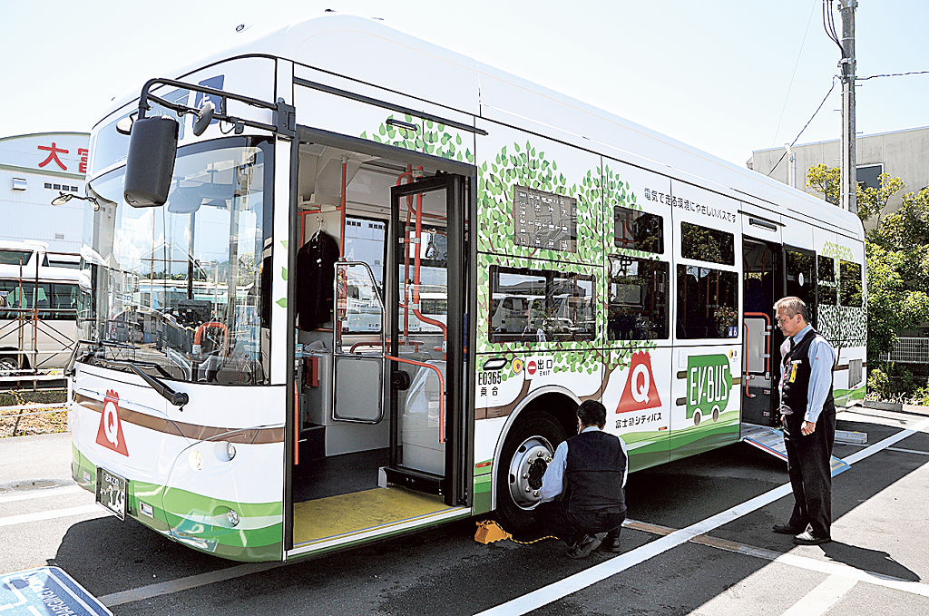 富士急シティバスが運行を始めた国内メーカーの大型ＥＶバス＝沼津市
