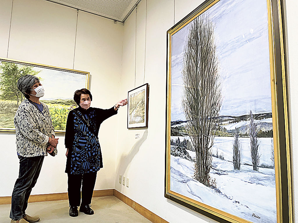 身近な風景を描いた水彩画などが目を引く作品展＝静岡市葵区