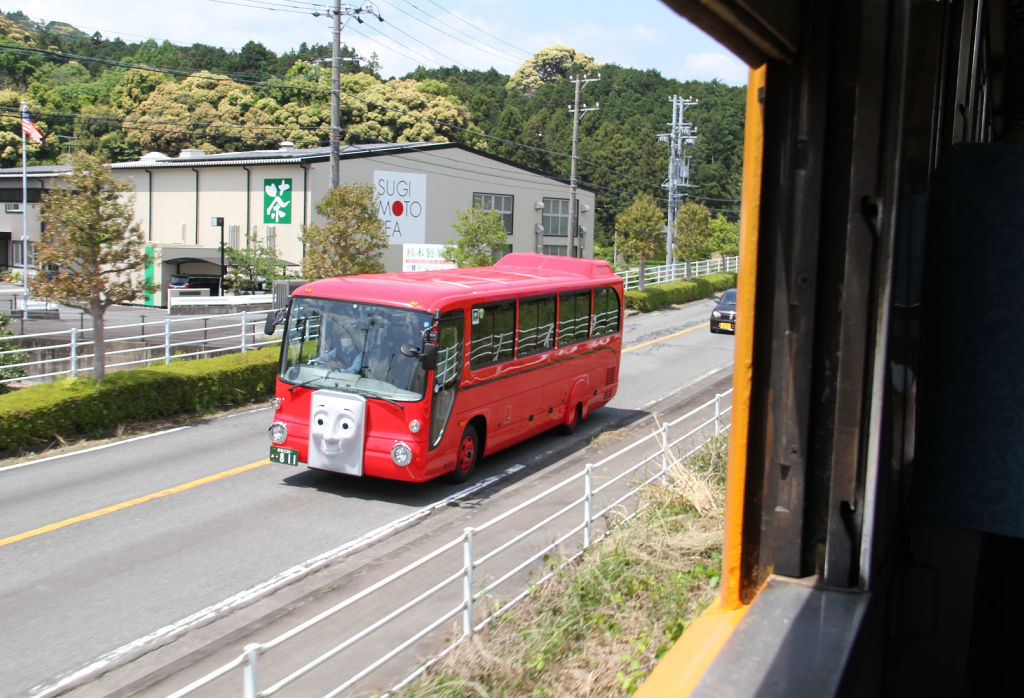 きかんしゃトーマス号と並走するバスのバーティー＝２８日午前、島田市内