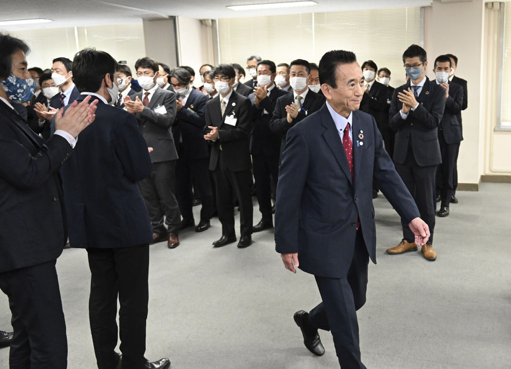 退任式を終え、職員に見送られる鈴木康友市長（右手前）＝２８日午後、浜松市役所