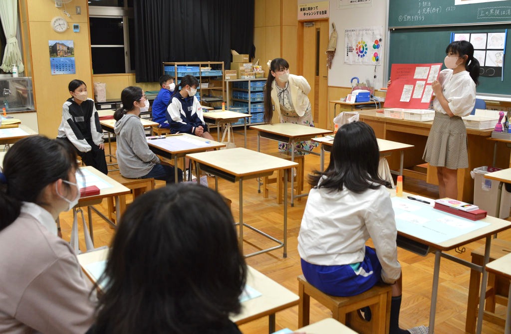 中学校の校舎を使って行われた「掛川美術クラブ」の体験会＝４月中旬、掛川市立西中