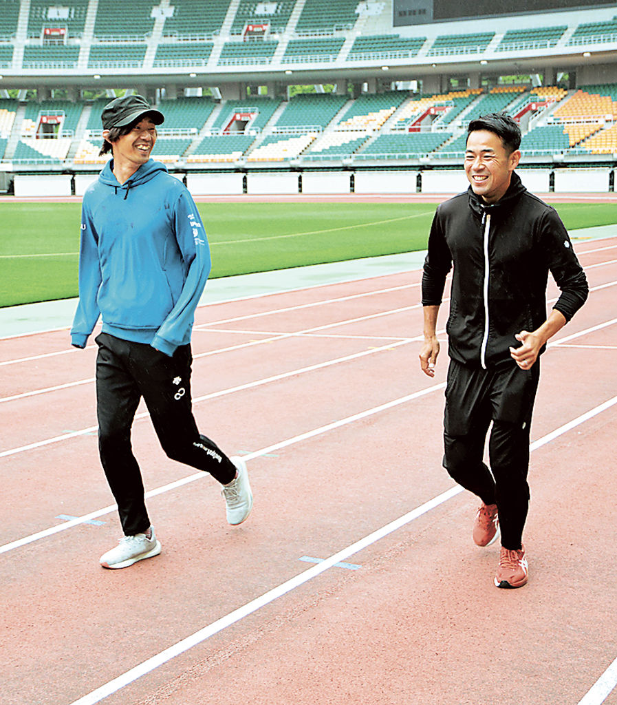 静岡国際陸上競技大会の１６００メートルリレーに同学年のチームで出場する高瀬慧さん（左）と川瀬聡一朗さん＝４月２２日、袋井市のエコパスタジアム
