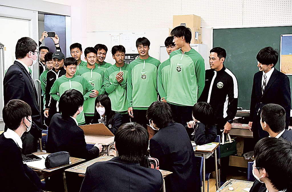 異文化交流を楽しむ中国サッカーチームの選手たち＝御殿場市の御殿場西高