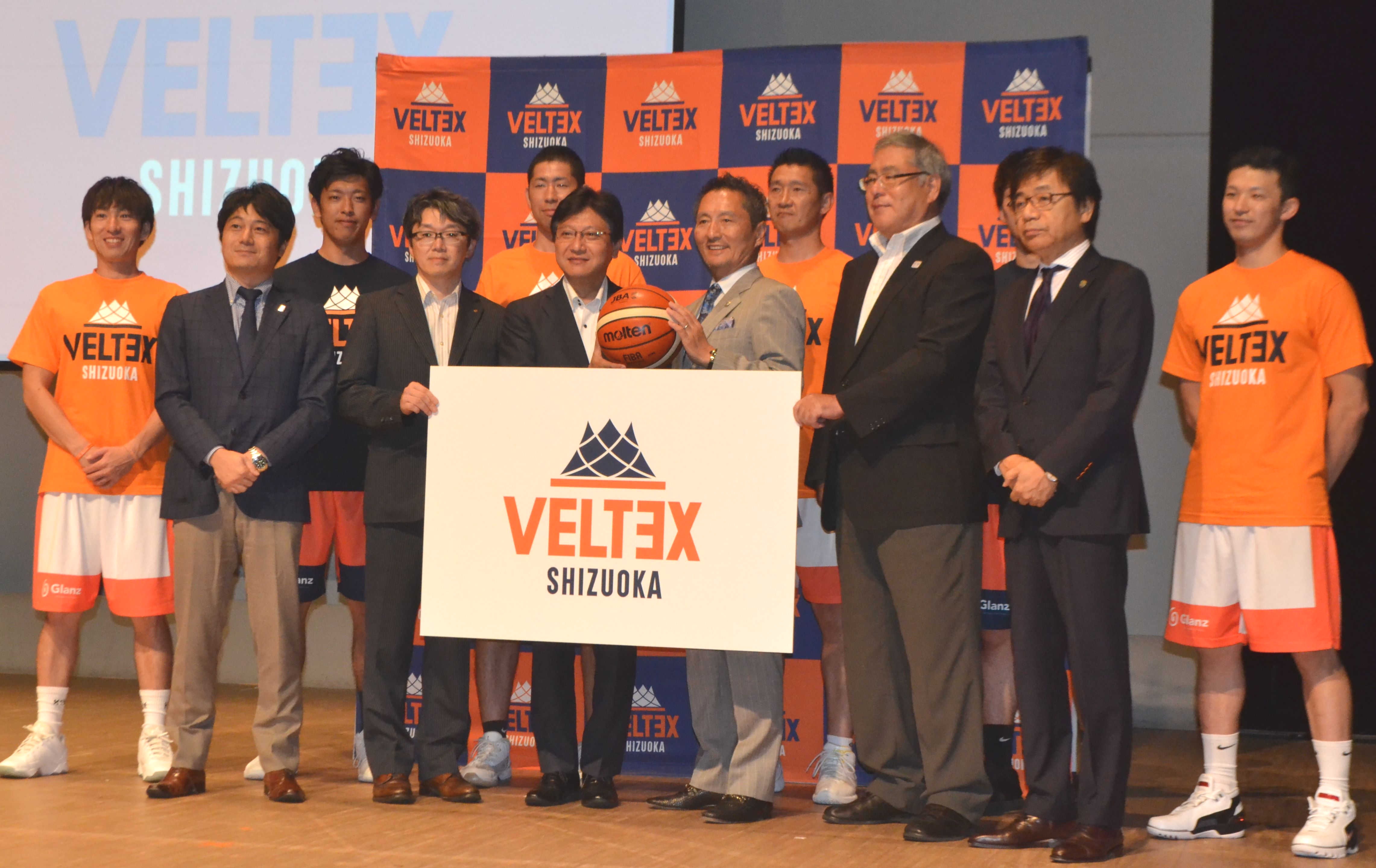 新チーム名「ヴェルテックス」を発表した新クラブ発足式＝静岡市内