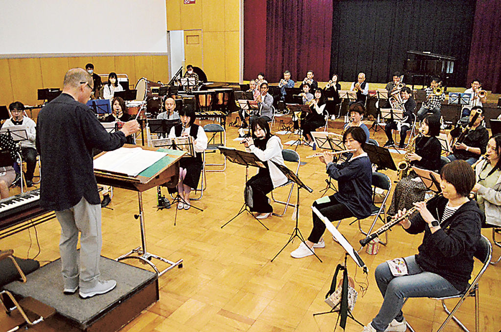 定期演奏会に向けて練習する浜松交響吹奏楽団のメンバー＝浜松市中区の北部協働センター