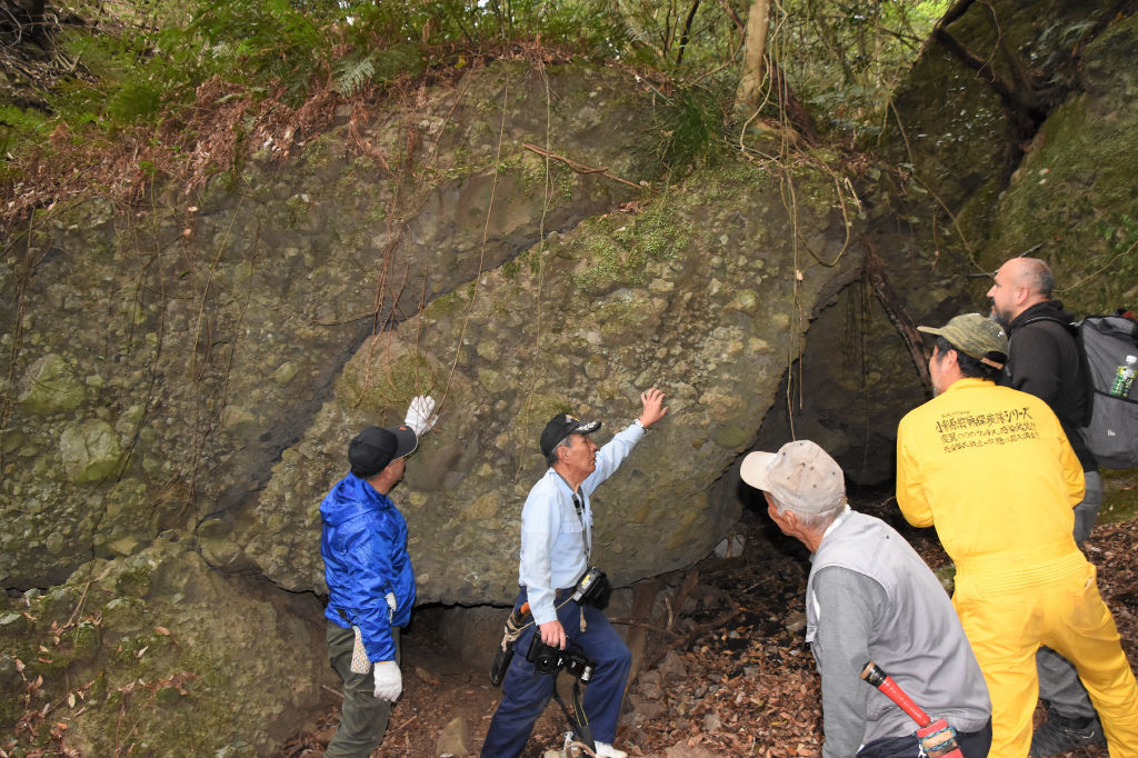 蛇ケ挟の巨石を確認する住民ら＝松崎町小杉原