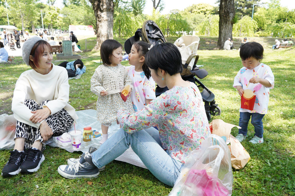 ピクニックを楽しむ来場者＝静岡市葵区の駿府城公園