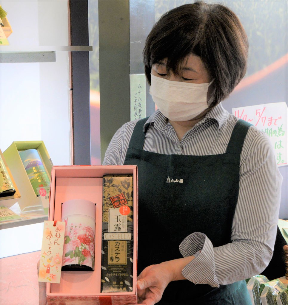 小山園茶舗が販売する新茶とカステラの詰め合わせ。毎年購入する顧客も多い＝３日午前、静岡市葵区