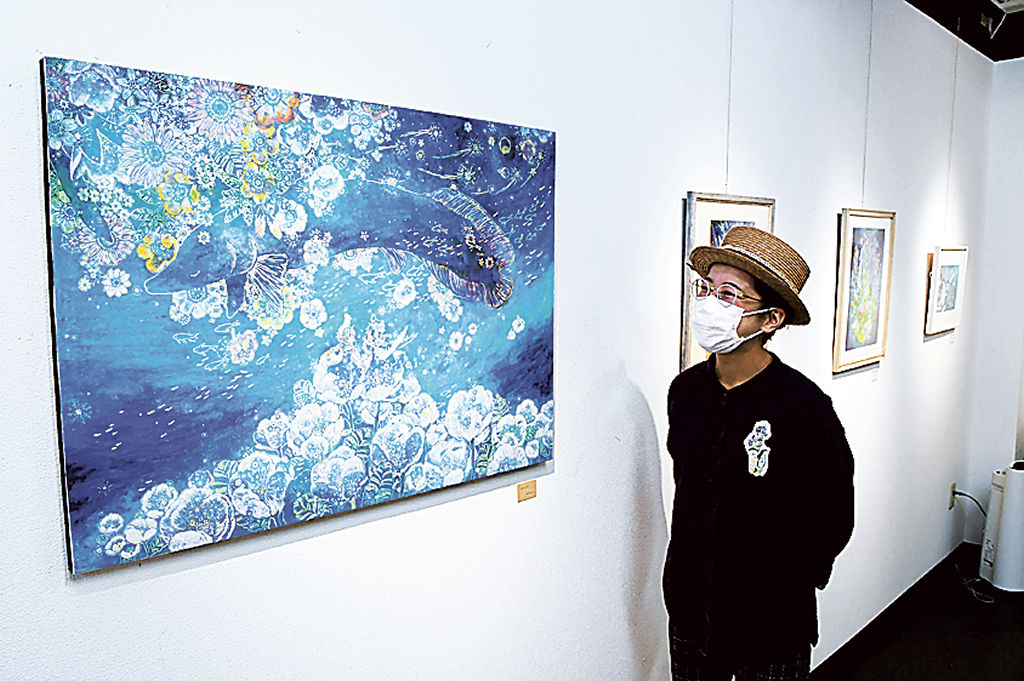 青を基調に、空や海を舞台にした作品が並ぶ展示会＝静岡市葵区