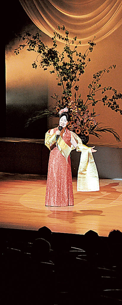 熱唱する八木さん＝長泉町文化センターベルフォーレ