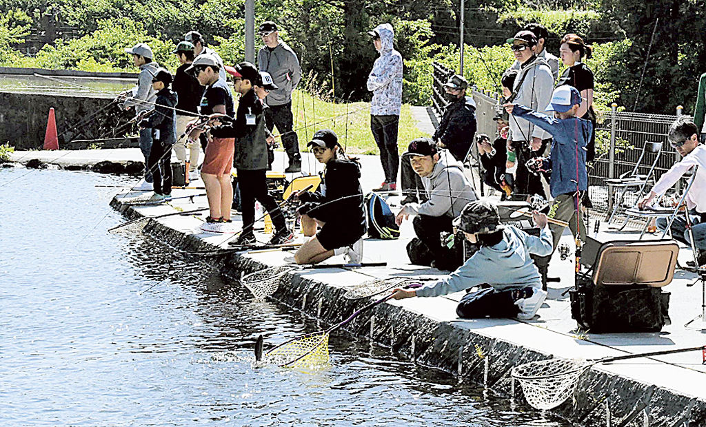 子どもたちが釣りの技術を競い合った大会＝小山町の須川フィッシングパーク
