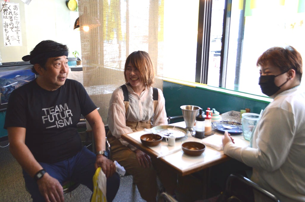 客と会話を楽しむ福木清延さん（左）＝沼津市大手町の「スパゲティ夢の中へ」