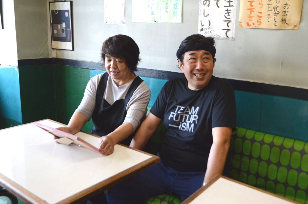 開店当初の写真を見て懐かしむ福木さん（右）と昌子さん＝沼津市大手町の「スパゲティ　夢の中へ」