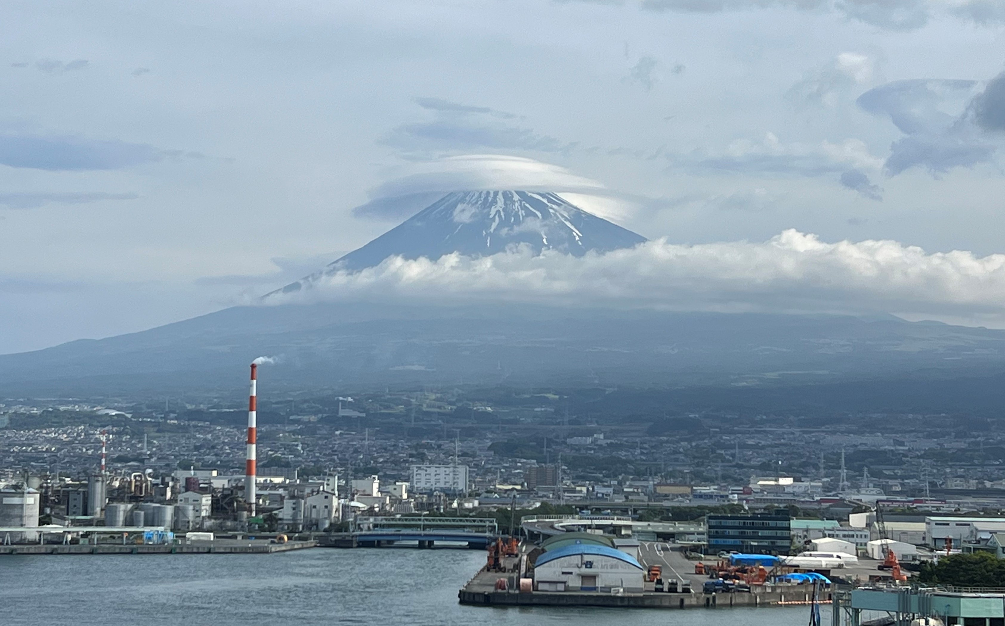 富士山を覆う笠雲＝５月６日午前７時４５分ごろ、富士市のふじのくに田子の浦みなと公園