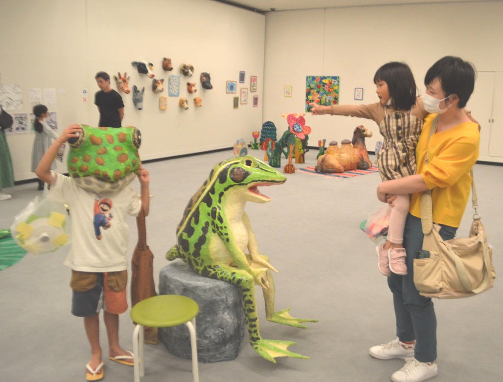 カエルの体験型作品を楽しむ家族連れ＝富士市のロゼシアター