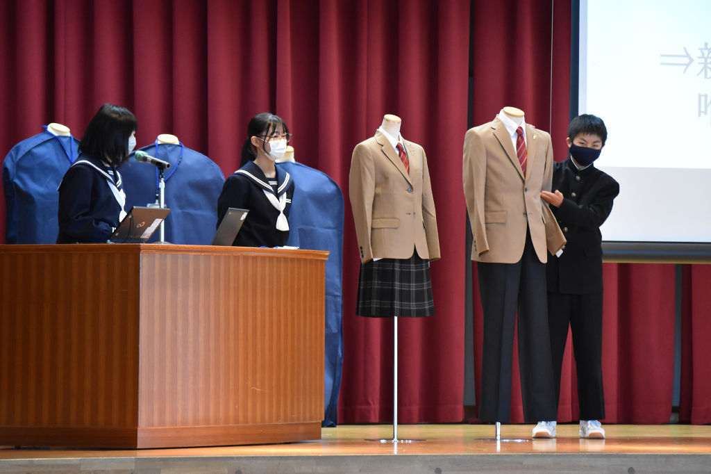 新しい制服のデザイン案を発表する代表生徒＝浜松市南区の新津中