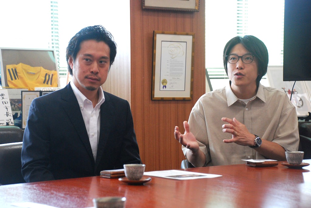 しゃぎりの入選を報告する藤森監督（左）と神田社長＝三島市役所
