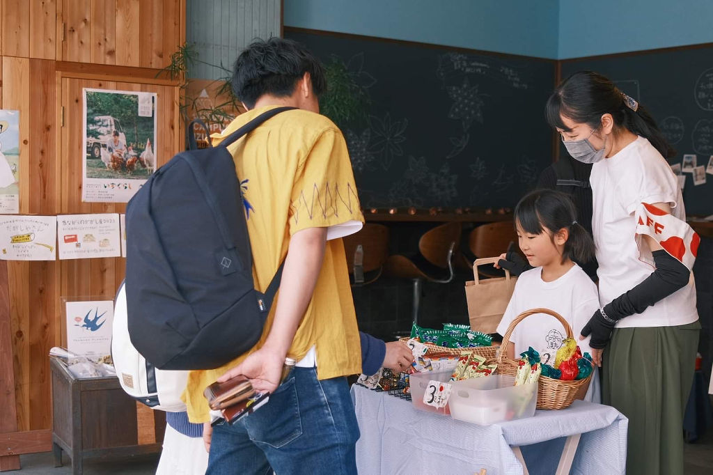 駄菓子屋で商品の販売を行う児童（中央）＝伊豆市修善寺のレンタルスペース「ｍｏｓｔ８０９２」