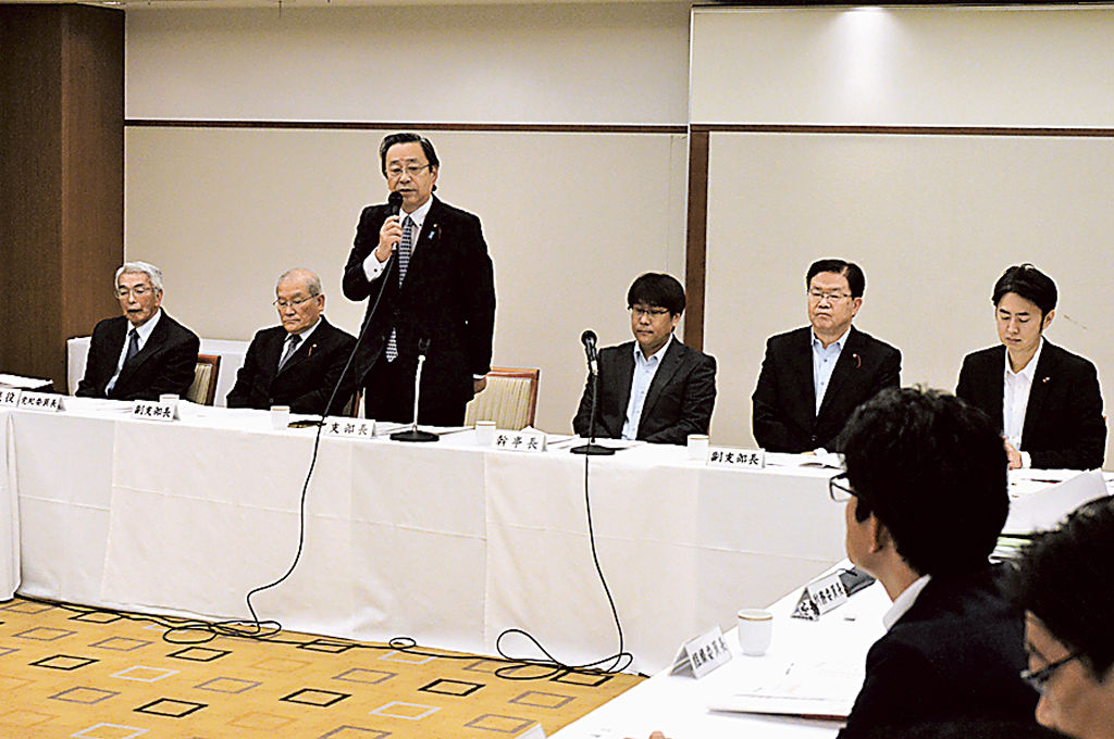 新支部長に選任された石上市議（左から３人目）＝静岡市内