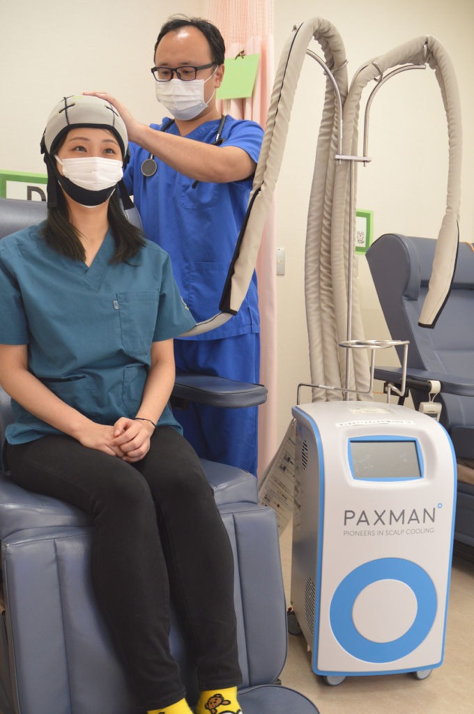 化学治療で生じる脱毛症状を緩和する頭部冷却装置「パックスマン」＝静岡市葵区の静岡赤十字病院