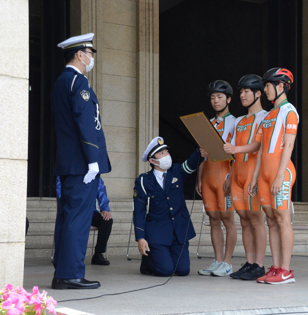 出発式で、自転車安全利用宣言をする静岡北高自転車競技部の３年生３人＝１１日午前１０時２０分ごろ、県庁前