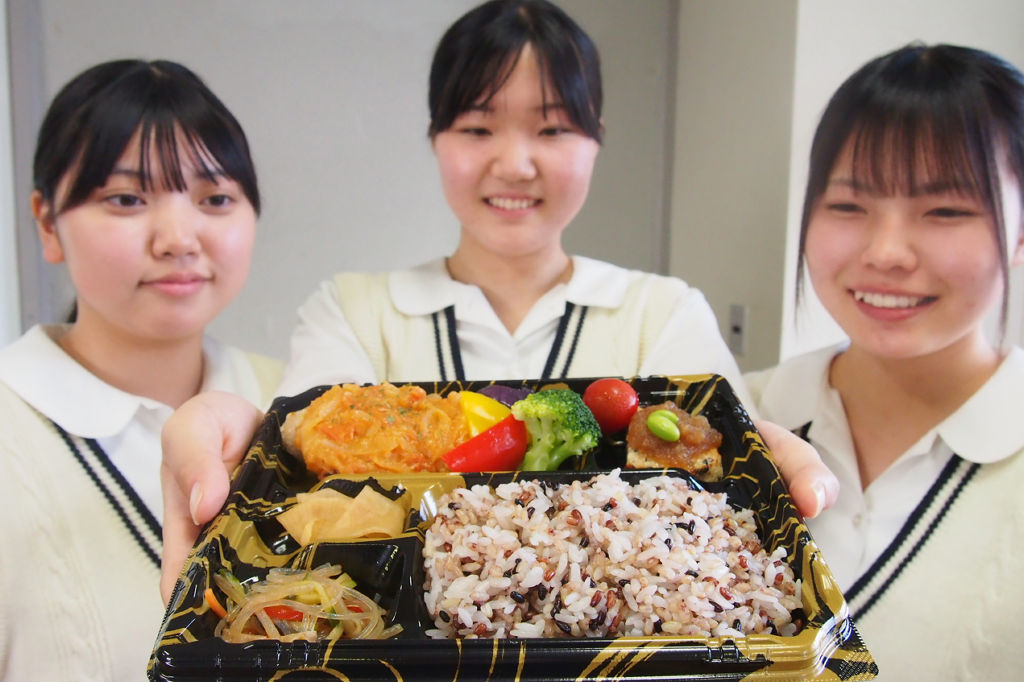 磐田農高食品研究部が知久と共同で開発した「彩食健美弁当」＝磐田市中泉の同校