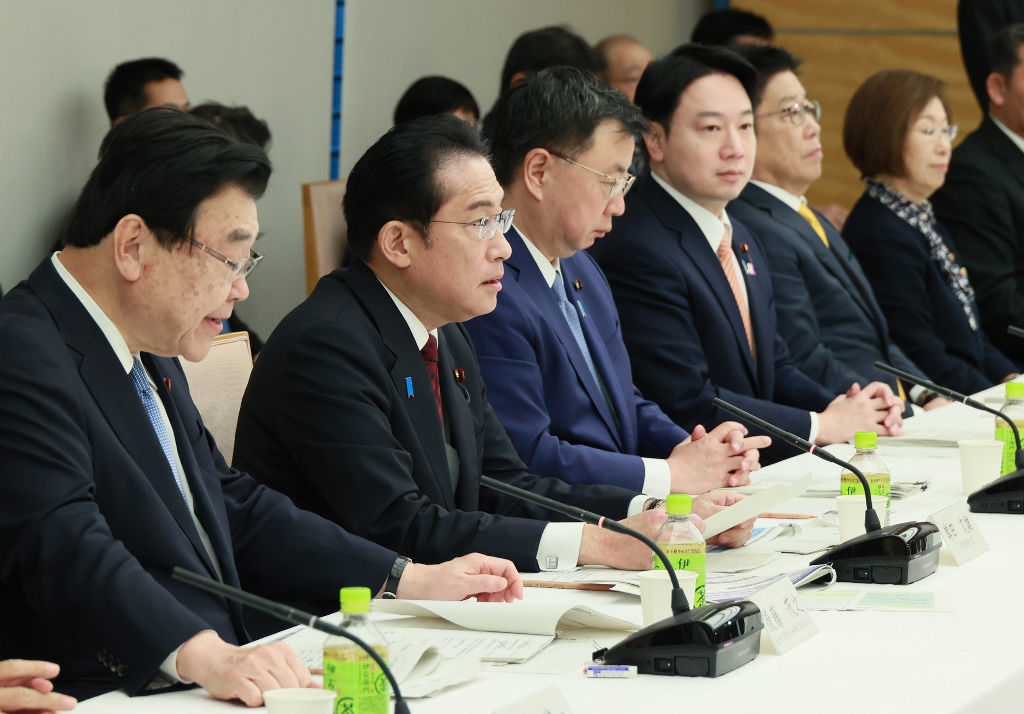 こども未来戦略会議で発言する岸田文雄首相（左から２人目）＝４月２７日、首相官邸
