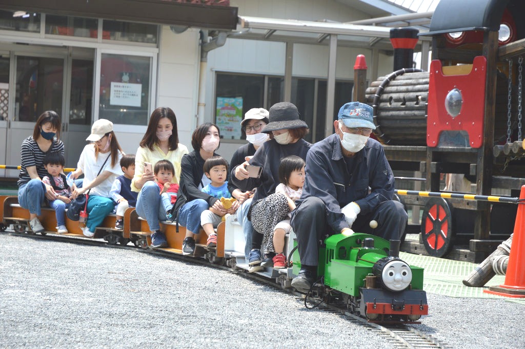 手作りの列車を楽しむ親子連れ＝静岡市葵区の麻機幼稚園