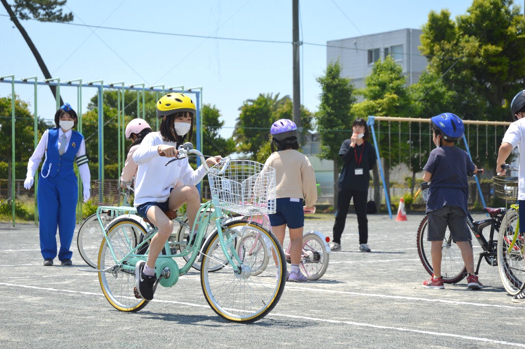 安全な自転車の乗り方を学ぶ児童＝静岡市駿河区の大里東小