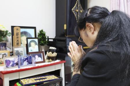 強盗致死事件で死亡した藤井大樹さんの写真に手を合わせる母康子さん＝３月、茨城県牛久市
