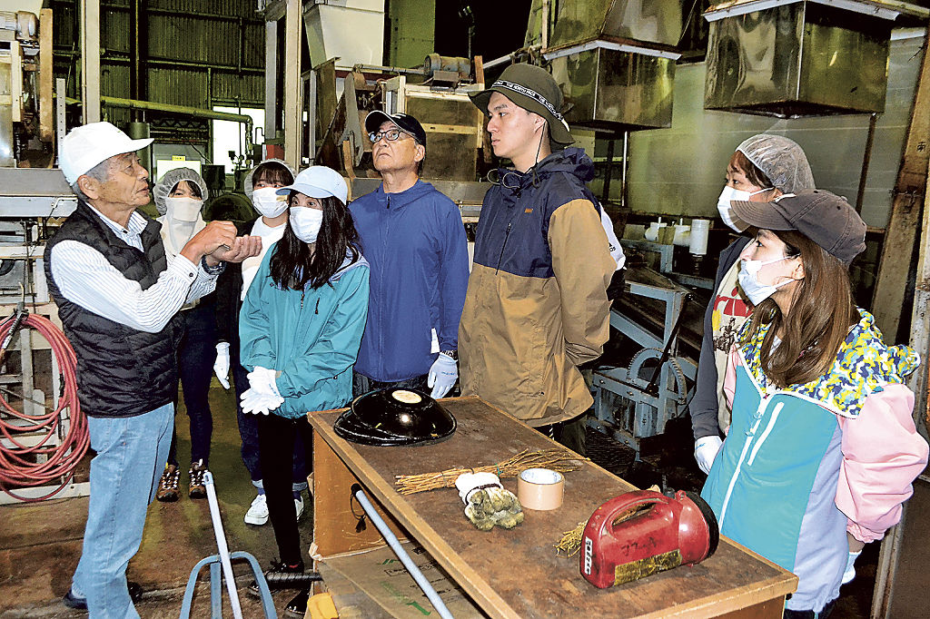 勝治社長（左）からてん茶の製造工程の説明を受ける参加者＝藤枝市瀬戸ノ谷の市之瀬の里