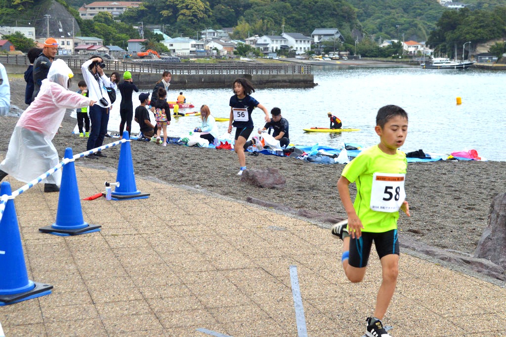 水泳を終えて走り出す参加者＝下田市のまどが浜海遊公園